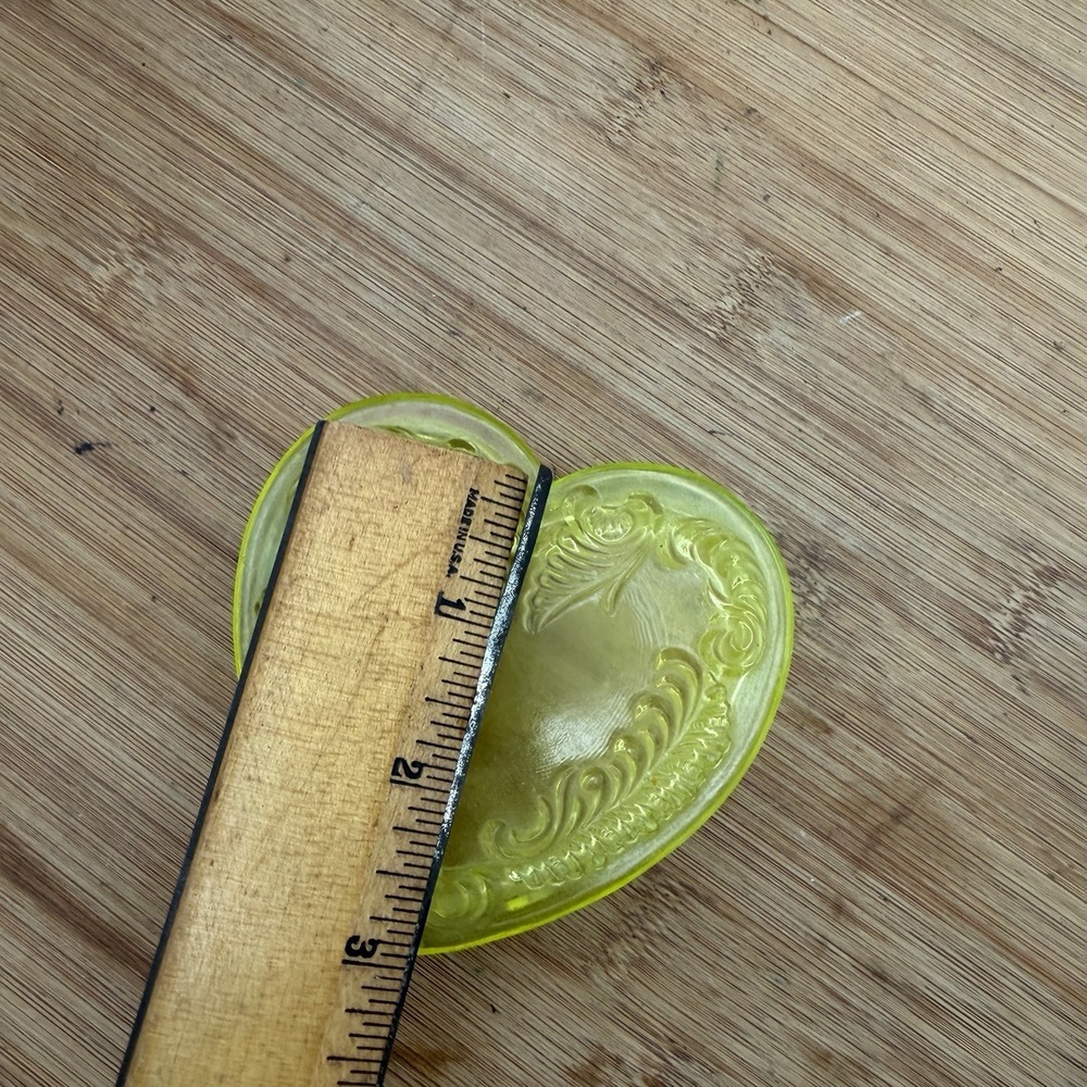 Yellow heart shaped Vaseline Uranium Glass glows trinket dish - Picture 6 of 6